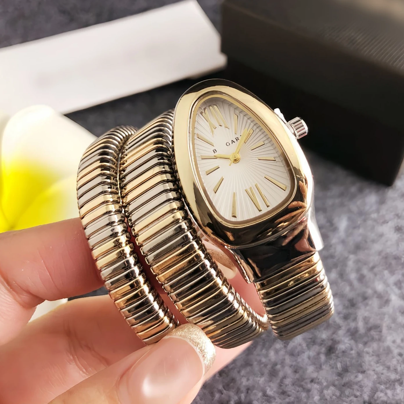 Italian High-end Luxury Ladies’ Wristwatch, A Versatile Style Similar To That of Celebrities, A Fashionable Snake-shaped Watch.